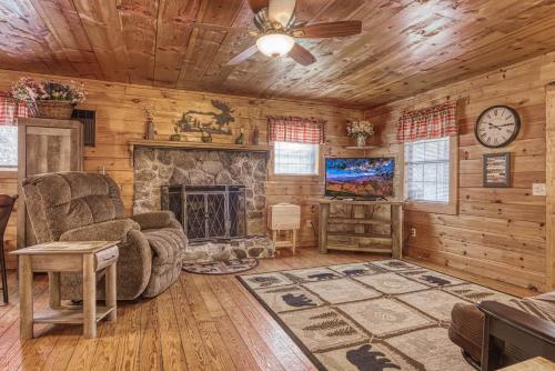 Bear Den Hot Tub 1089 of FREE Attraction tickets for each paid day Dollywood and More - photo 7