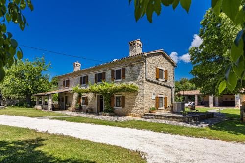 House Edera in Central Istria for 6 people with large garden and salt water private pool — 4-Star Luxury Hotel in Fazana, Croatia