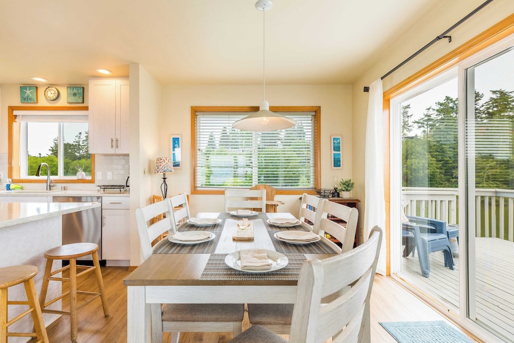 Beach Lookout Retreat by Avantstay Rooftop Views - photo 10