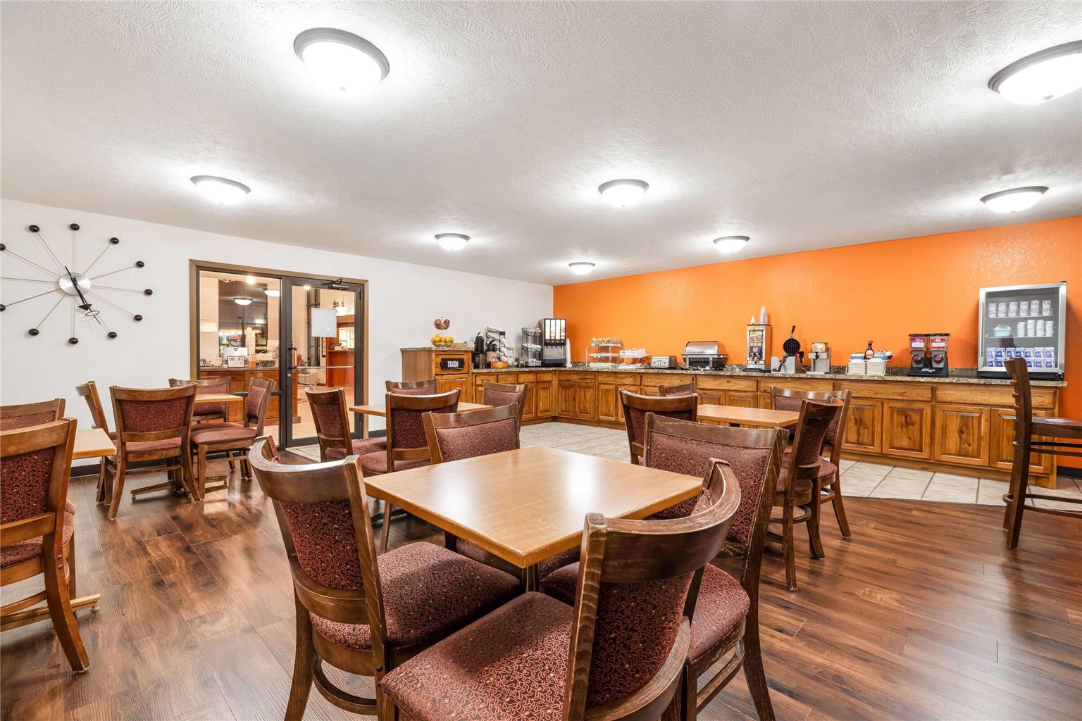 Howard Johnson Hotel & Suites by Wyndham Oacoma - photo 8