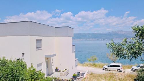 Apartment Rovci 2 — 4-Star Luxury Hotel in Slatine, Croatia