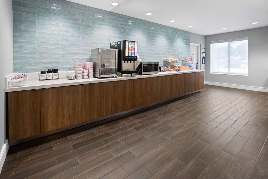 La Quinta Inn & Suites by Wyndham Atlanta Airport North - photo 29