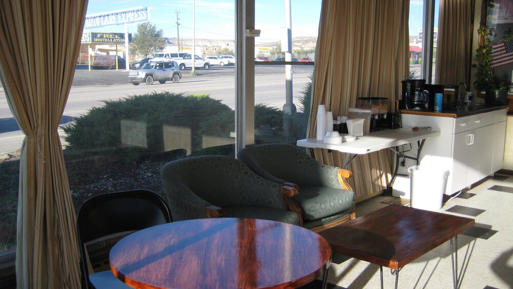 El Capitan Motel - photo 6