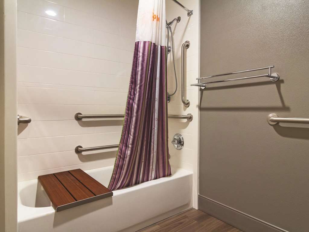 La Quinta Inn & Suites by Wyndham Cleveland Airport North - photo 14
