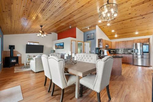 221 Potlach — 4-Star Luxury Hotel in Woodland Park, United States