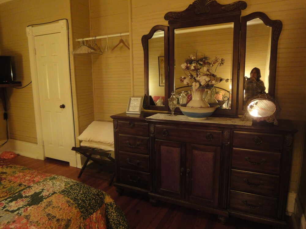 Lake Allatoona Inn - photo 4