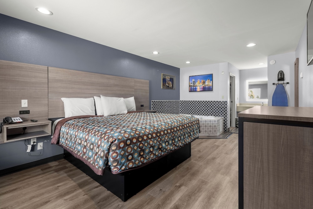 Express Inn and Suites - photo 21