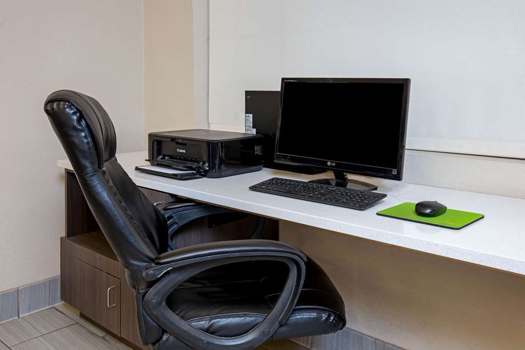 La Quinta Inn & Suites by Wyndham Las Vegas Nellis - photo 32