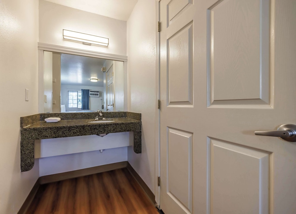 Motel 6 Canby OR - photo 17