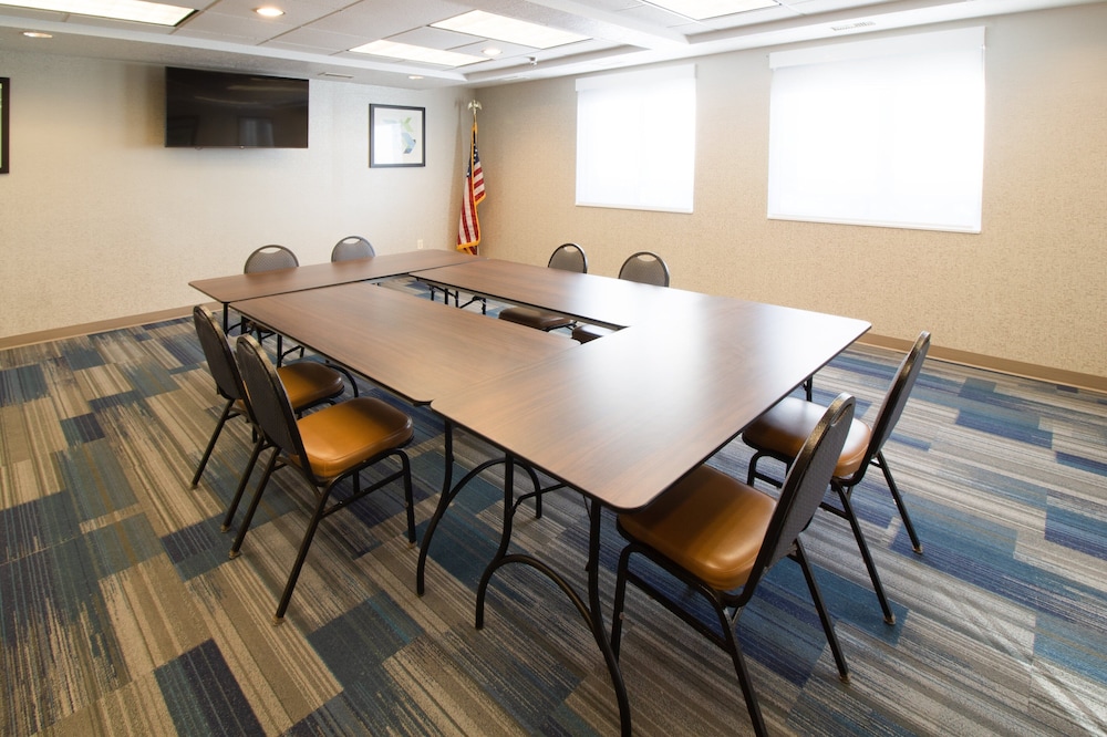 Holiday Inn Express & Suites Worthington by IHG - photo 37