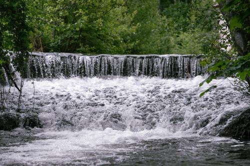Nuit Romantique Insolite Dans Une Cascade