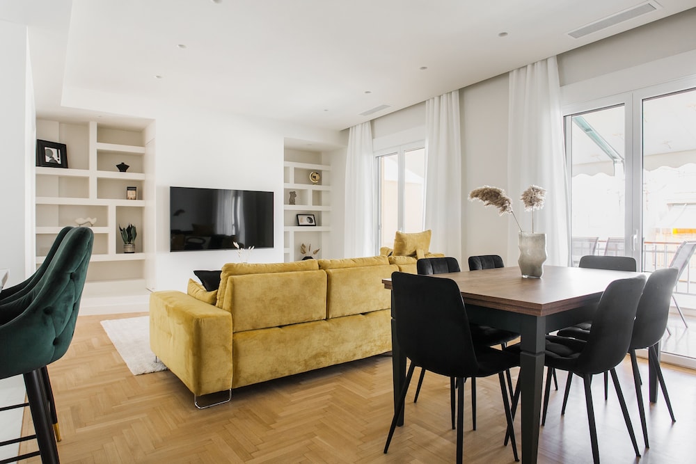 Spectacular 3BR Apartment in Pangrati — 4-Star Luxury Hotel in Kaisariani, Greece