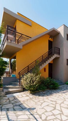 Come here in Unknown City, Georgia