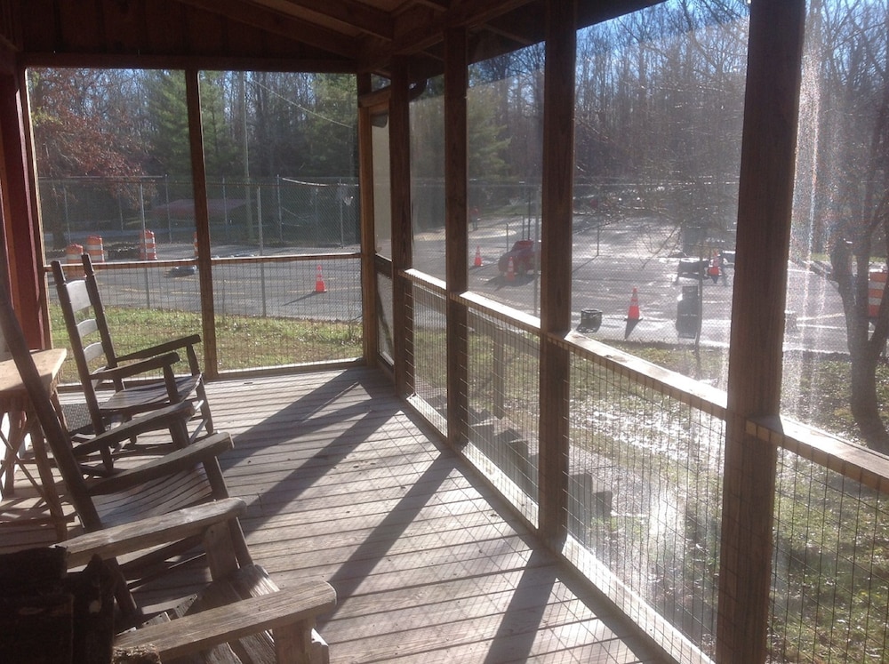 The Smokehouse Lodge and Cabins - photo 41