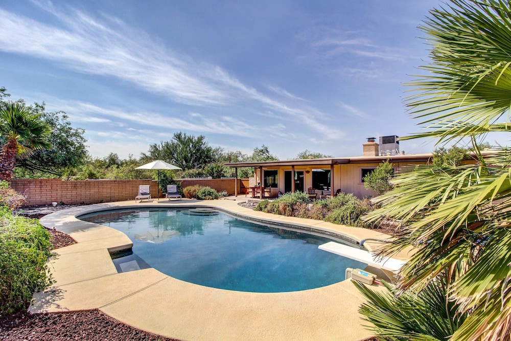 Stylish Tucson Home with Patio and Private Pool — 4-Star Luxury Hotel in Tucson, United States