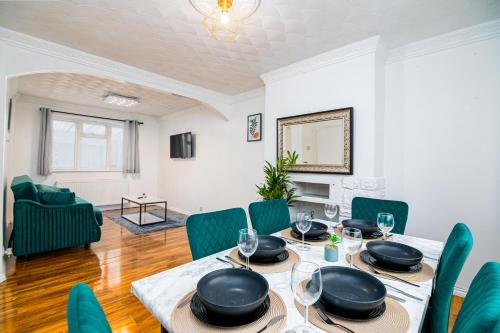 3 bed Gorgeous house AbbeyWood — 4-Star Luxury Hotel in Abbey Wood, United Kingdom