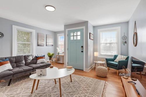 Boho Bungalow Steps From Historic Downtown Apex — 4-Star Luxury Hotel in Apex, United States