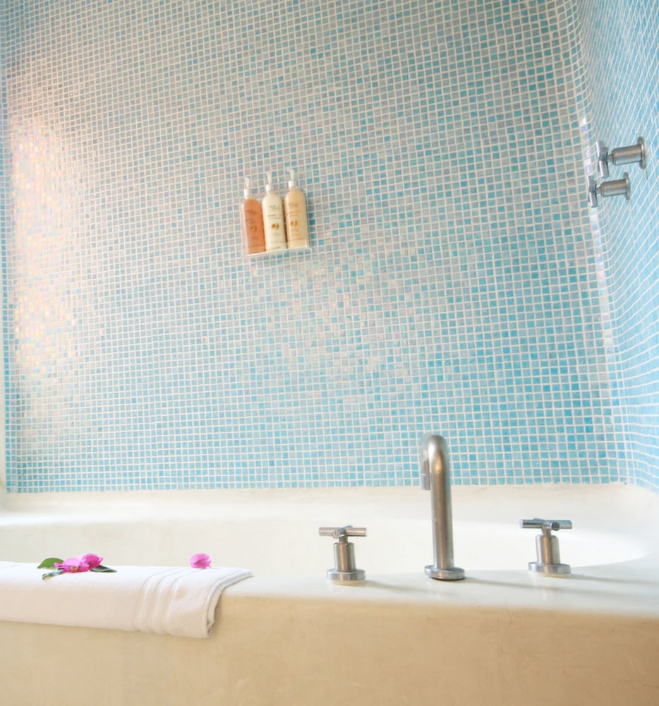 Deep soaking bathtub