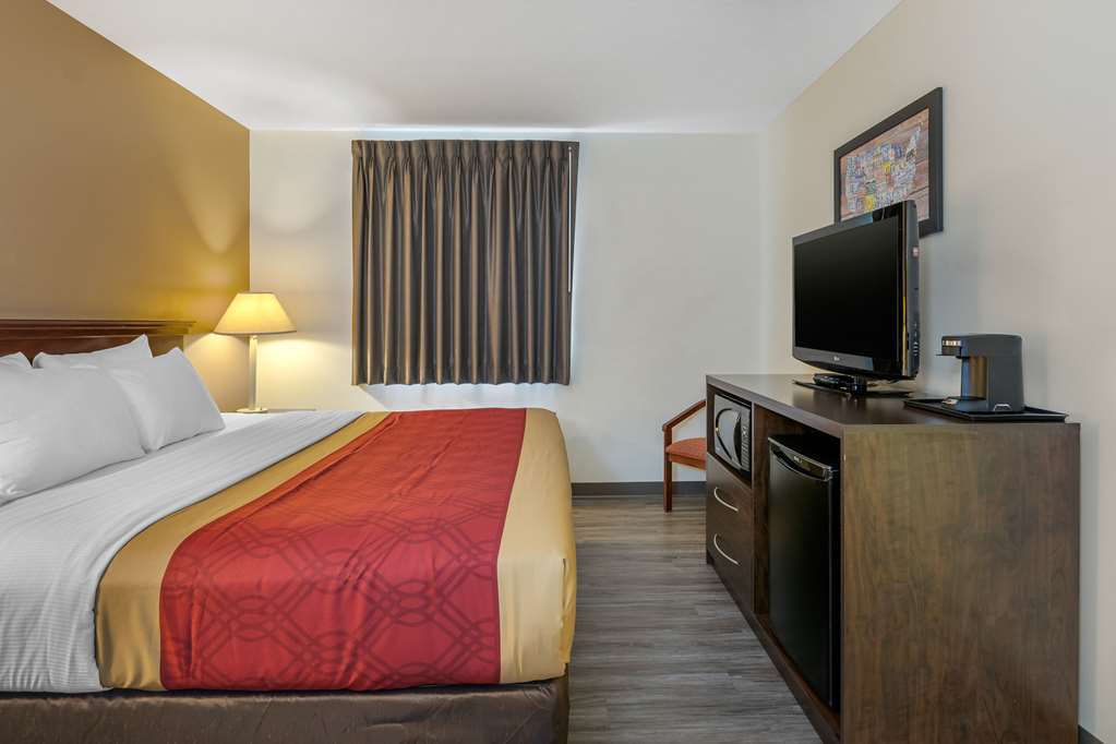 Econo Lodge Inn & Suites Des Moines Fairgrounds Area - photo 14