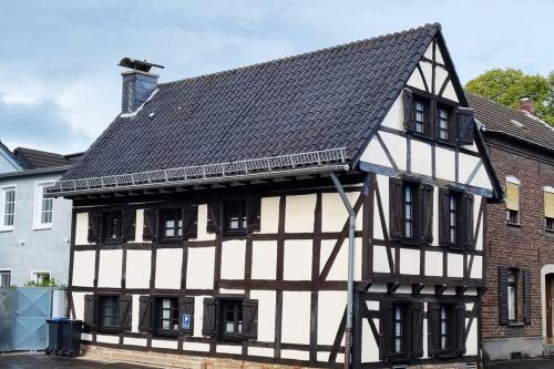 altes romantisches Fachwerkhaus in Rheinnähe auch für Workation geeignet in Koeln, Germany