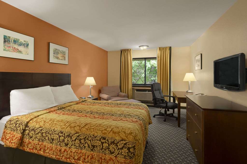 Days Inn & Suites by Wyndham Stevens Point - photo 7