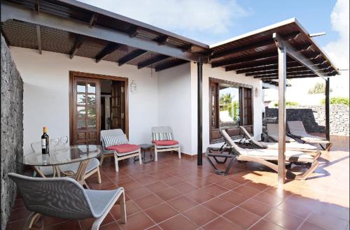 Villa Las Palmeras — 4-Star Luxury Hotel in Playa Blanca, Spain