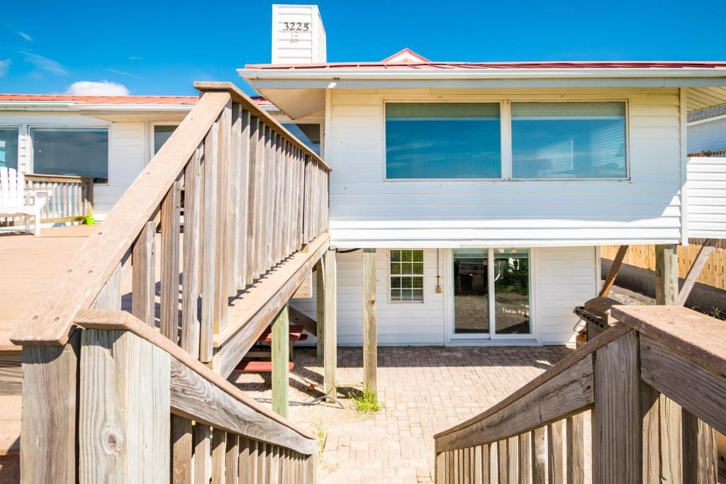 Daze At Sea by Oak Island Accommodations - featured photo