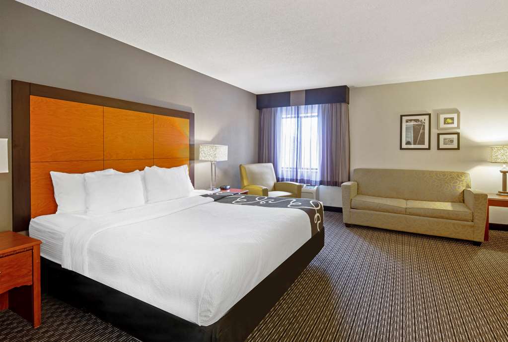La Quinta Inn & Suites by Wyndham Harrisburg Airport Hershey - photo 16