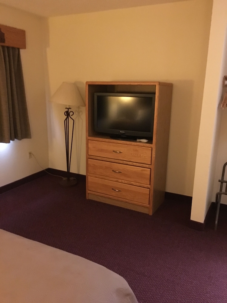 Moose Lake Lodge & Suites - photo 18
