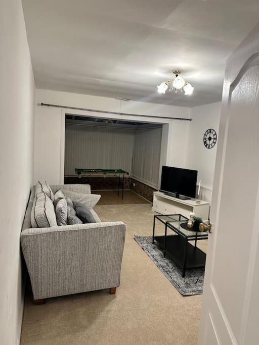Bungalow house — 4-Star Luxury Hotel in Bradford, United Kingdom