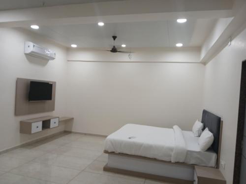 Hotel Radhe Palace in Anand, India