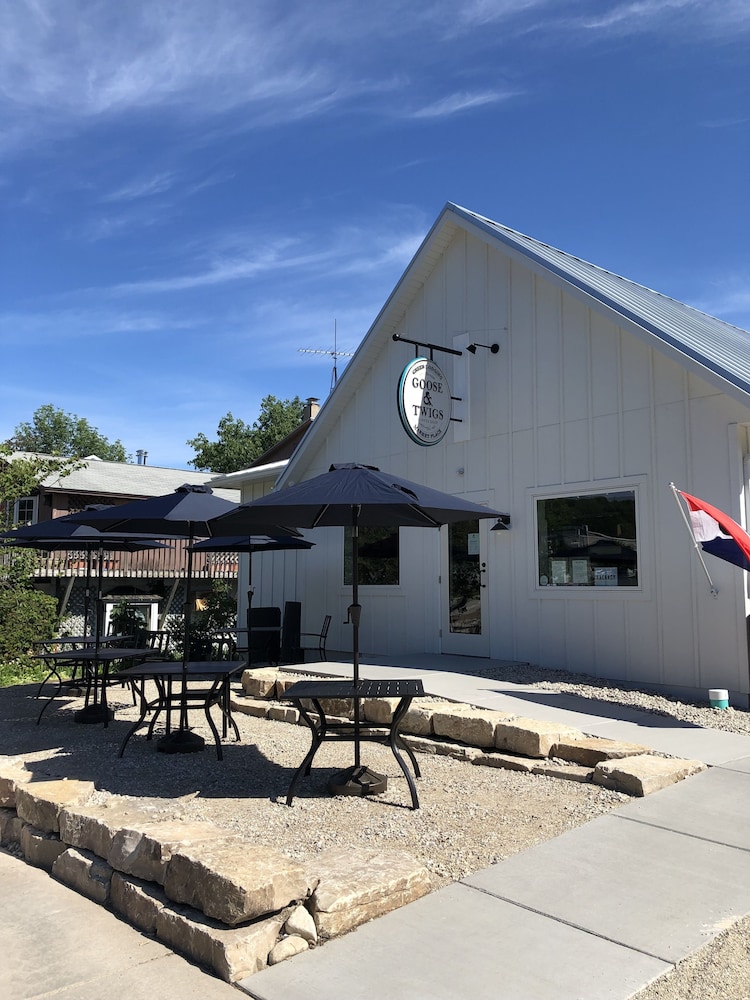 Goose & Twigs — hotel in Menominee