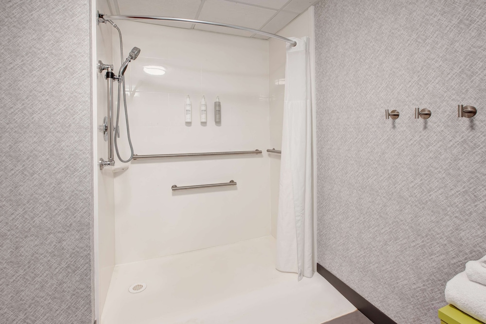 Hampton Inn & Suites Cleveland Airport Middleburg Heights - photo 35