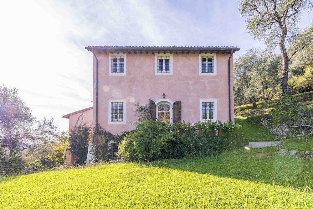 La Casa Dei Limoni Camaiore Pet Friendly Wifi — 4-Star Luxury Hotel in Camaiore, Italy
