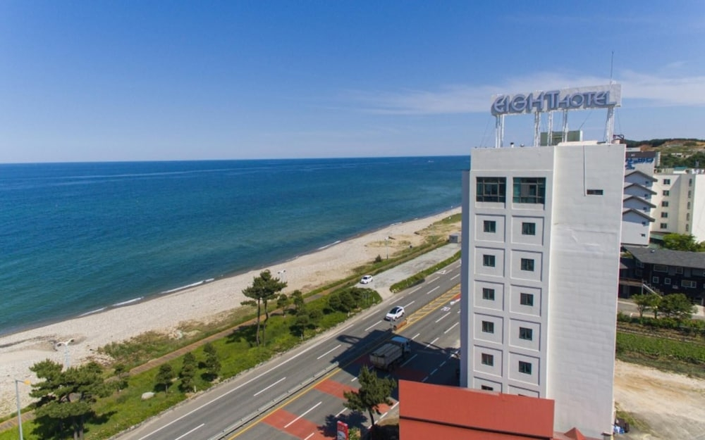 8 Hotel - carbon neutral hotel in Unknown City