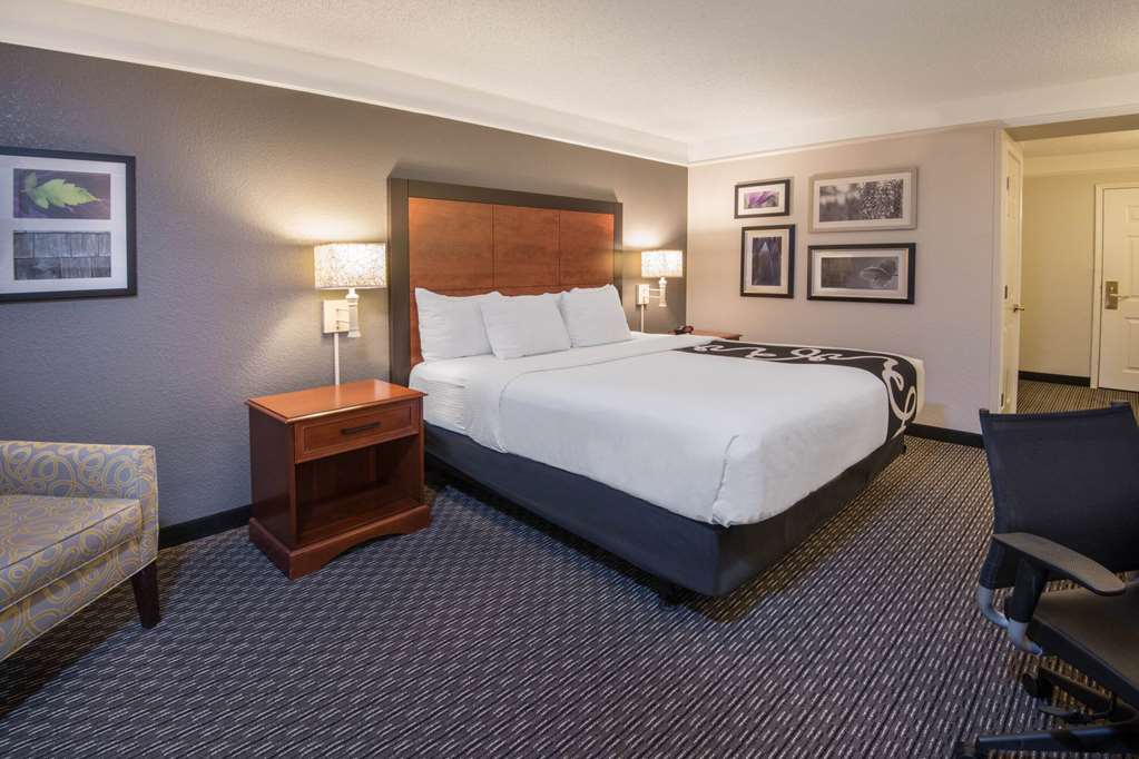 La Quinta Inn & Suites by Wyndham San Antonio Riverwalk - photo 23