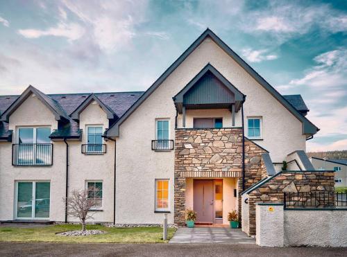 The Steadings Aviemore Luxury 5 star rated 3 Bed with home cinema garden and parking — 4-Star Luxury Hotel in Aviemore, United Kingdom