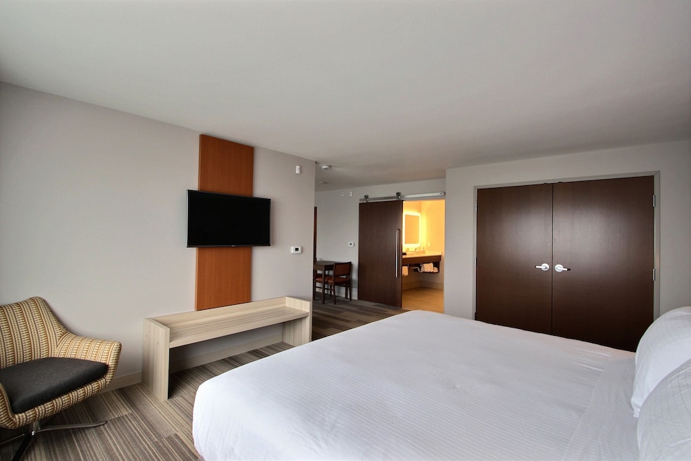 Holiday Inn Express & Suites Fond Du Lac by IHG - photo 20
