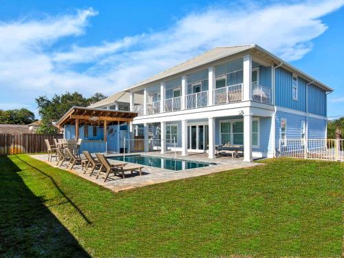 Starboard Side by Newman Dailey - last minute hotel in Destin