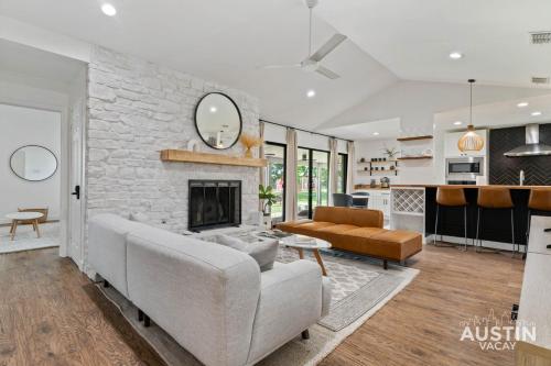Backyard w Deck Yoga Space 3BR 2BA Home Parking Near Domain by Austin Vacay — 4-Star Luxury Hotel in Austin, United States