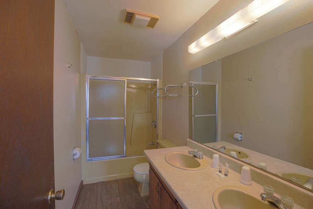 Love Hotels Tomahawk by OYO at Lake Mohawksin WI - photo 24