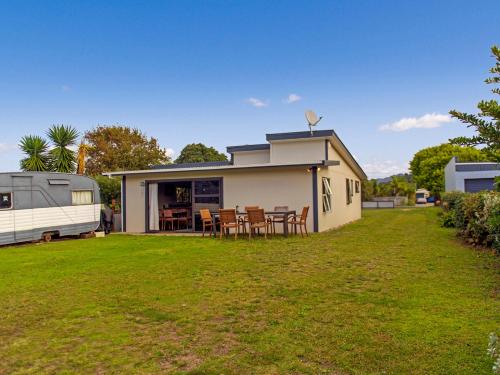 Hetherington Haven Whangamata Holiday Home — 4-Star Luxury Hotel in Whangamata, New Zealand