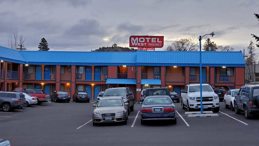 Motel West - carbon neutral hotel in Bend