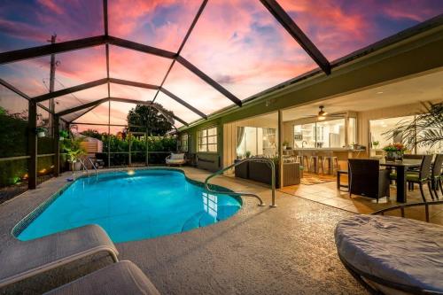 Heated Pool Minutes to Beach Outside Bar Perfect for Family in Naples, United States