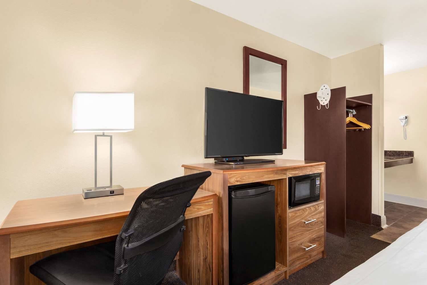 Super 8 by Wyndham Nashville Airport North - photo 31