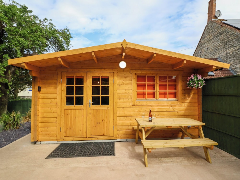 Log Cabin Amber Glow in Glastonbury, United Kingdom