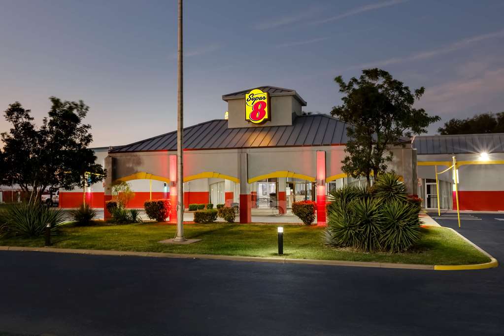 Super 8 by Wyndham Ft Stockton - photo 3