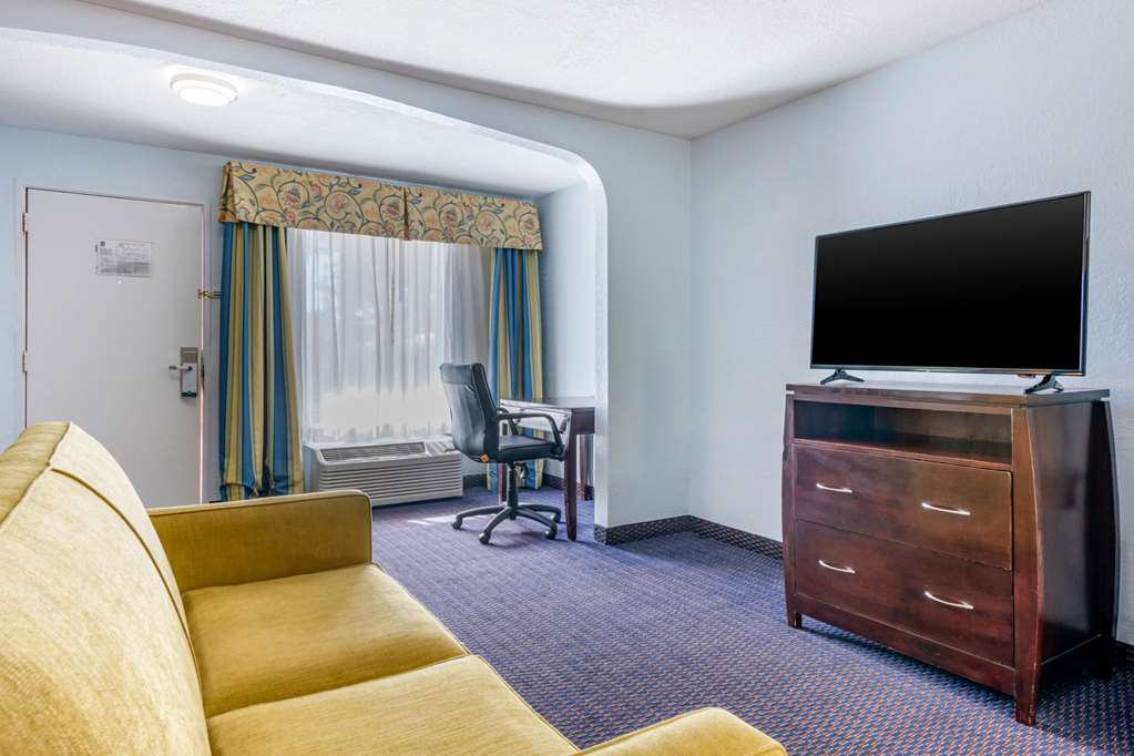 Quality Inn Sarasota North Near Lido Key Beach - photo 33