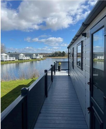 Lakeside location sleeps 8 3 bedrooms fully glazed wrap around decking Haven Lakeland Lake District — hotel in Flookburgh