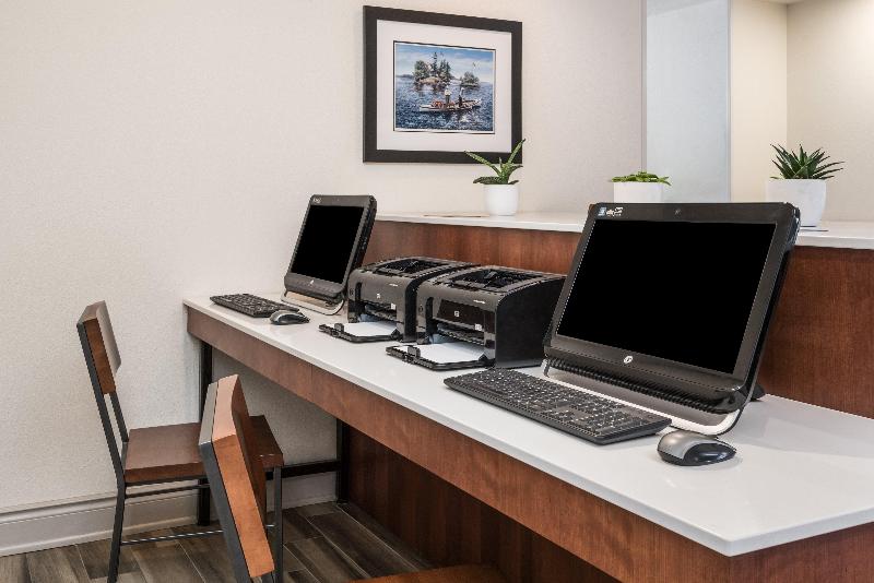 Holiday Inn Express Hotel & Suites Gananoque — Gananoque — photo 2